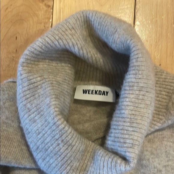 Gray Turtleneck Sweater with Long Sleeves and Relaxed Fit - Picture 2 of 5